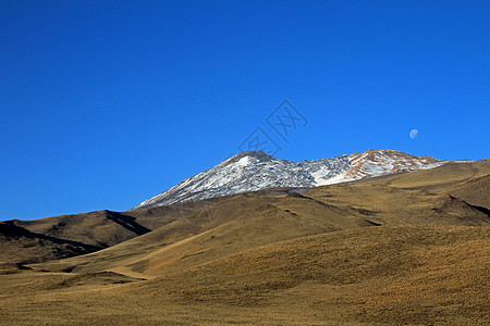 阿根廷 满月的雪覆盖火山特罗门阳光月亮云天环境蓝色雪景悬崖旅行冒险远足图片