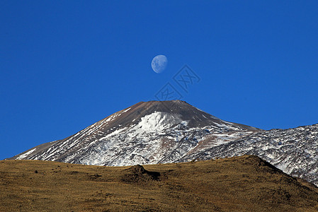 阿根廷 满月的雪覆盖火山特罗门岩石雪山太阳阴天顶峰雪景云天冒险旅游环境图片
