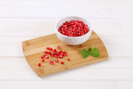 石榴籽碗石榴种子情调水果团体异国白色食物红色砧板甜点背景