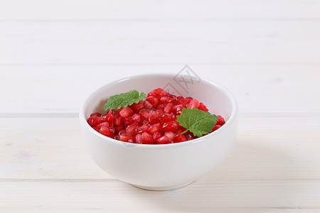 石榴籽碗石榴种子甜点食物异国白色团体情调水果红色背景