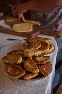 祖母烤馅饼糕点早餐油炸美食盘子食物烹饪用餐面团木板图片