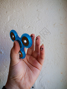 手持移动 Fiddget 滑动器狂热孩子们手指指尖塑料注意力爱好陀螺童年蓝色图片