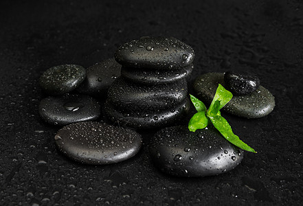 带有锌石和竹的斯帕概念文化绿色黑色水分雨林风水生长竹子岩石石头图片