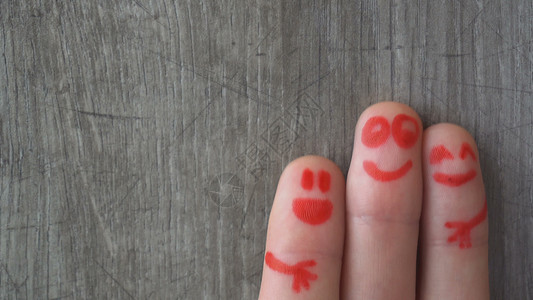 脚趾上画的漂亮面孔手指玫瑰家庭笑脸拥抱庆典夫妻喜悦眼睛乐趣图片