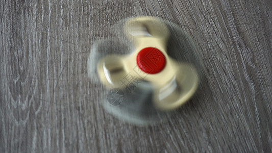 2个白色的手旋转器 在灰色背景上旋转或折形旋翼压力游戏玩具塑料活力金子手指童年孩子男人图片