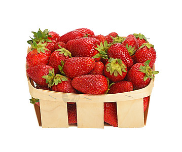 红熟草莓 用木制篮子装在白色上季节水壶浆果水果食物木头红色农业枝条状乡村图片