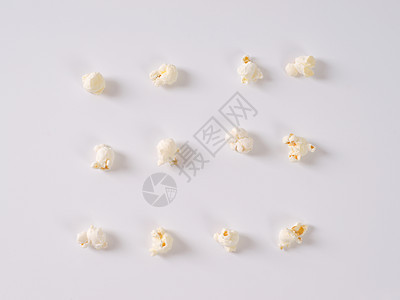 新鲜爆米花片玉米小吃白色团体高架食物背景图片