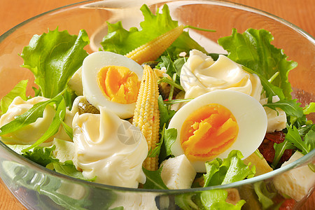 混合沙拉碗玻璃小吃叶子起动机敷料绿色蔬菜食物白色黄色图片