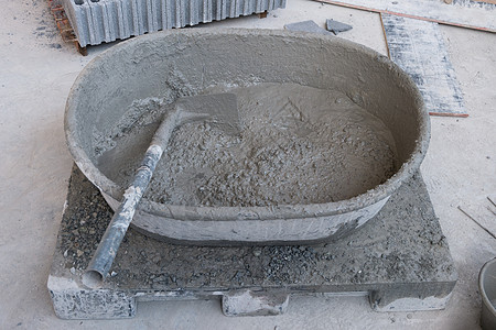 沙 水泥和水的混凝土混合步骤石工托盘砂浆石膏石匠工作工匠工具工人图片