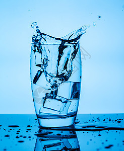 从玻璃中抽水饮料飞溅蓝色口渴海浪背景水滴液体环境反射图片