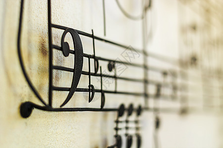 旧墙上的“F 谱号”低音谱号旧钢带音符蓝光图片