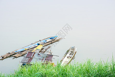 老船和老木筏停在河上 寒冷的冬天漂浮娱乐木头全景池塘场景热带吸引力漂流冒险图片