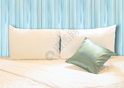 白白枕头和绿色枕头在床上 有皱纹的乱成一团被子装饰织物棉被羽绒被家具床垫亚麻家庭风格图片