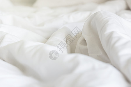 早上醒来后 卧室里皱纹的毛毯乱七八糟纺织品枕套情人毯子涟漪织物酒店床单软垫用品图片