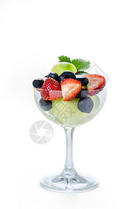 以玻璃杯中甜美的果实饮食美食水果营养生产浆果玻璃覆盆子季节甜点图片