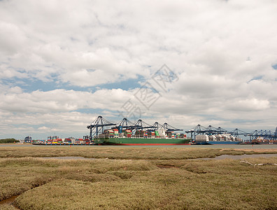 货船码头装载的蓝色海面结构起重机国际船厂运输港区商业船运货物货运贸易天空图片
