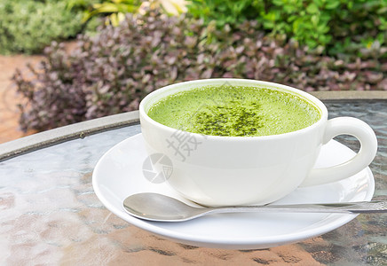 在杯子上用n 特写一杯火辣拿铁或绿茶桌子饮料抹茶食谱稻草牛奶咖啡店食物营养玻璃图片