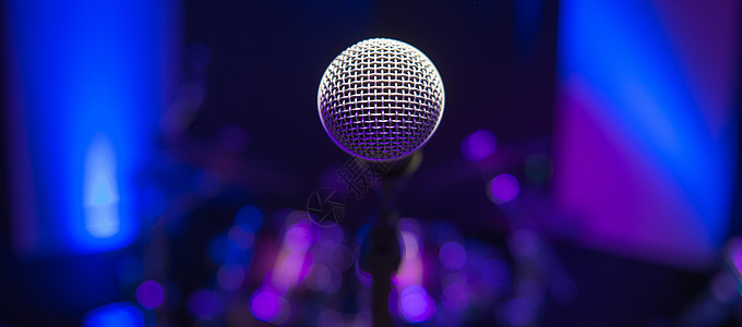 在礼堂背景下在舞台上播音的麦克风卡拉ok唱歌体积歌曲舞蹈技术嗓音扬声器播送说话图片