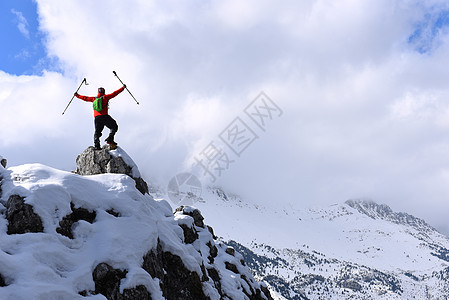 成功攀登在雪山和云雾中岩石首脑驱动图片