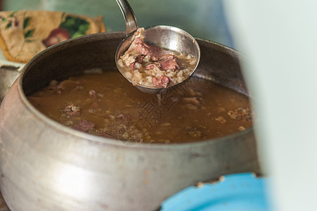 在俄罗斯炉灶中做饭炉石房子美食烹饪面包国家黏土家庭石头熏制图片