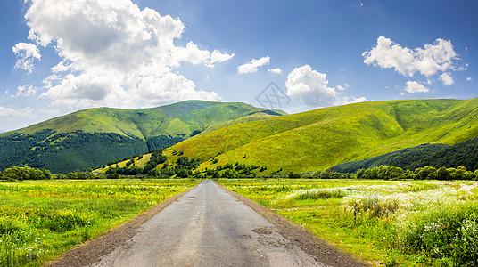 穿过山中草原的废弃道路图片