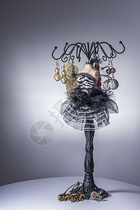 黑色芭蕾舞花首饰台裙子耳环衣架配饰宏观礼物持有者人体裁缝宝石图片