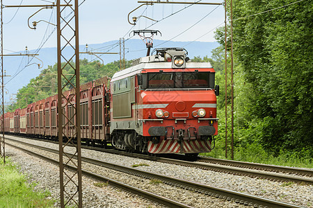 红色火车牵引一辆货运列车图片