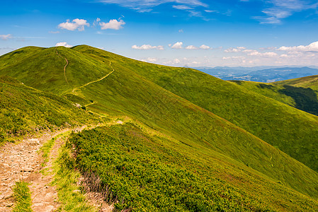 穿过山脊的河道上坡边缘风景高山旅行天气山坡缠绕小路顶峰图片