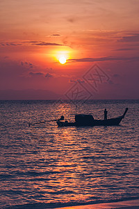 船上渔民在海上的休游轮 日出在海面图片