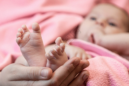 手持双腿的年大儿童父母安全童年脚步手指棕榈家庭婴儿皮肤拇指图片