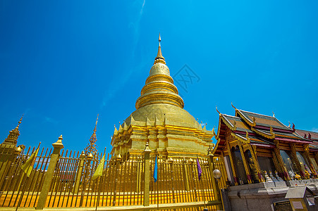 在泰国兰芬的哈里本猜金塔宗教地标艺术天空宝塔佛塔文化寺庙旅游蓝色图片