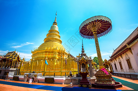 在泰国兰芬的哈里本猜金塔宗教寺庙游客崇拜宝塔旅游旅行佛塔纪念碑佛教徒图片
