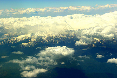 白云下沙漠高度登山运动冒险天空冰川波峰土地石头图片