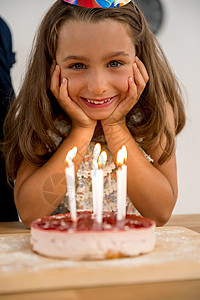 拿着蜡烛女孩这是我的生日礼物唱歌微笑蛋糕庆典快乐派对童年帽子公主背景