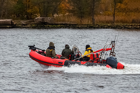 红充气船速度活力运输汽艇引擎旅行乘客力量快艇渔夫图片