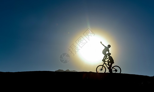 骑自行车的不寻常孩子驾驶童年踏板冒险旅行日落图片