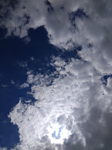 阳光照耀的云朵天空射线天气蓝色风暴多云白色天堂戏剧性图片