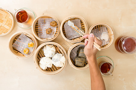 食用薄和的顶端视图早餐饮茶汽船饺子盘子猪肉美食小吃餐厅午餐图片