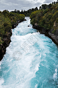 胡卡瀑布峡谷风景灌木溪流力量岩石流动海浪激流蓝色图片