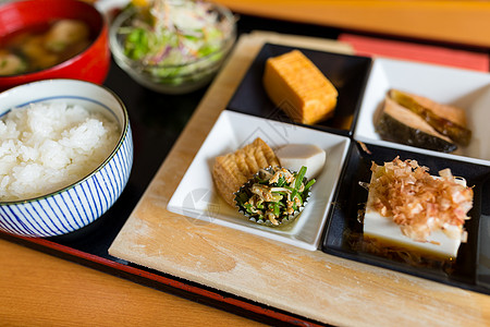 日本料理鲭鱼季节美食桌子植物烹饪盘子食物健康餐厅高清图片