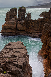 Punakaiki 海岸线石灰石风景崎岖地标悬崖多层石头海浪地平线沿海图片