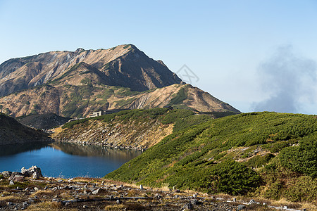 塞里木湖木罗多在太田山仓野上背景