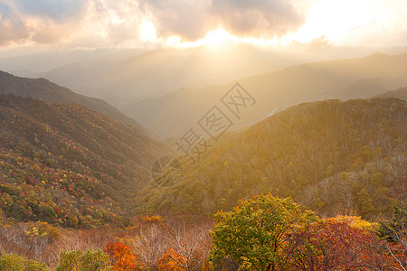 秋天女装山中日落阳光太阳观光金子乐趣射线天空天际远足旅行背景