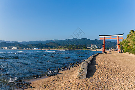 青岛圣堂的红陶里叶 有蓝天海岸海滩天空岩石石头海岸线包围牌坊蓝色搓板图片