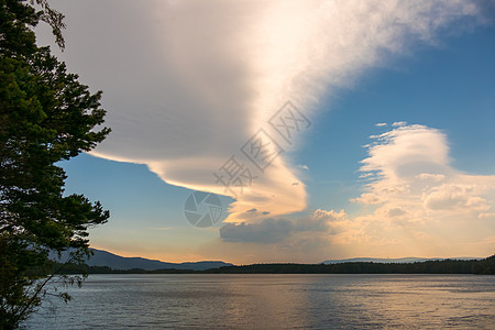 加滕湖上空异常云层形成图片