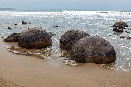 Moeraki 博板地标冲浪侵蚀蓝色海岸线海滩沿海球形巨石浅滩图片