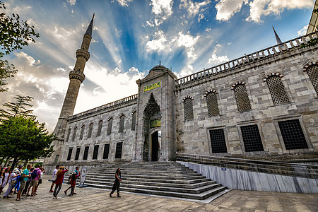日出时在伊斯坦布尔的蓝色清真寺图片