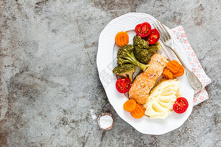 用蔬菜蒸煮的鲑鱼菜单鱼片服务营养牛扒海鲜餐厅土豆桌子早餐背景图片