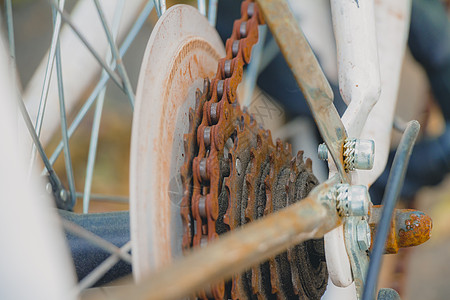 白色自行车上的旧生锈链条齿轮运输圆圈合金宏观车辆金属驾驶机器戒指图片