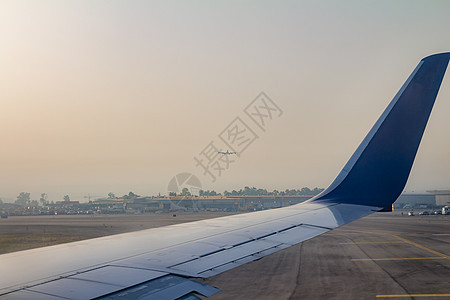 日出时班古里昂机场跑道上的飞机机翼飞机场翅膀航天土地机场车辆航班技术客机地面图片